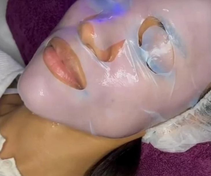 Gesichtsbehandlung mit Maske bei skinplace in Freising